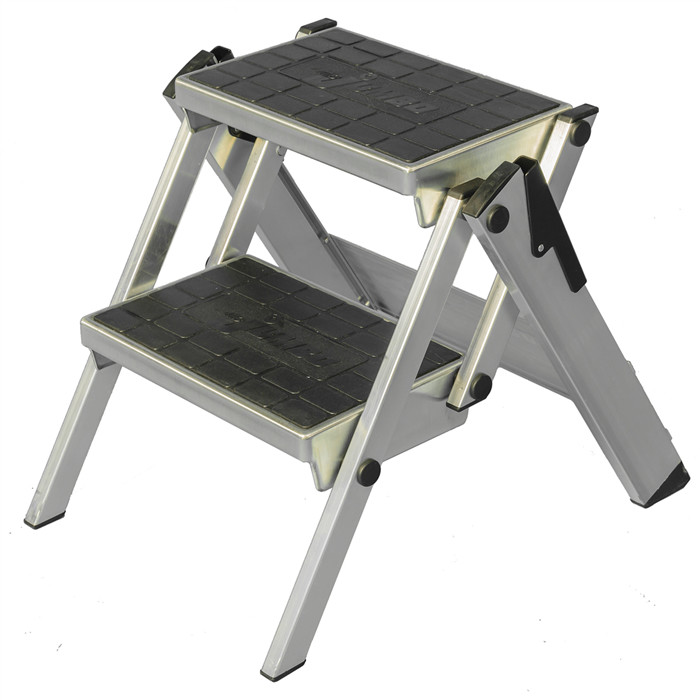 Escabeau pliant type jumbo compact de 2 marches hauteur totale 0.46 m Escabeau pliant type jumbo compact de 2 marches hauteur totale 0.46 m