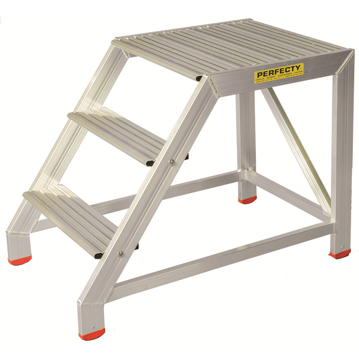 Escabeau type industrie de 3 marches hauteur plate-forme 0,75 m conforme aux normes EN131 Escabeau type industrie de 3 marches hauteur plate-forme 0,75 m conforme aux normes EN131